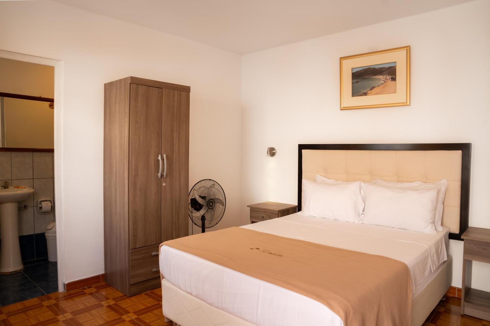 Hostal Los Frayles Paracas Esterno foto