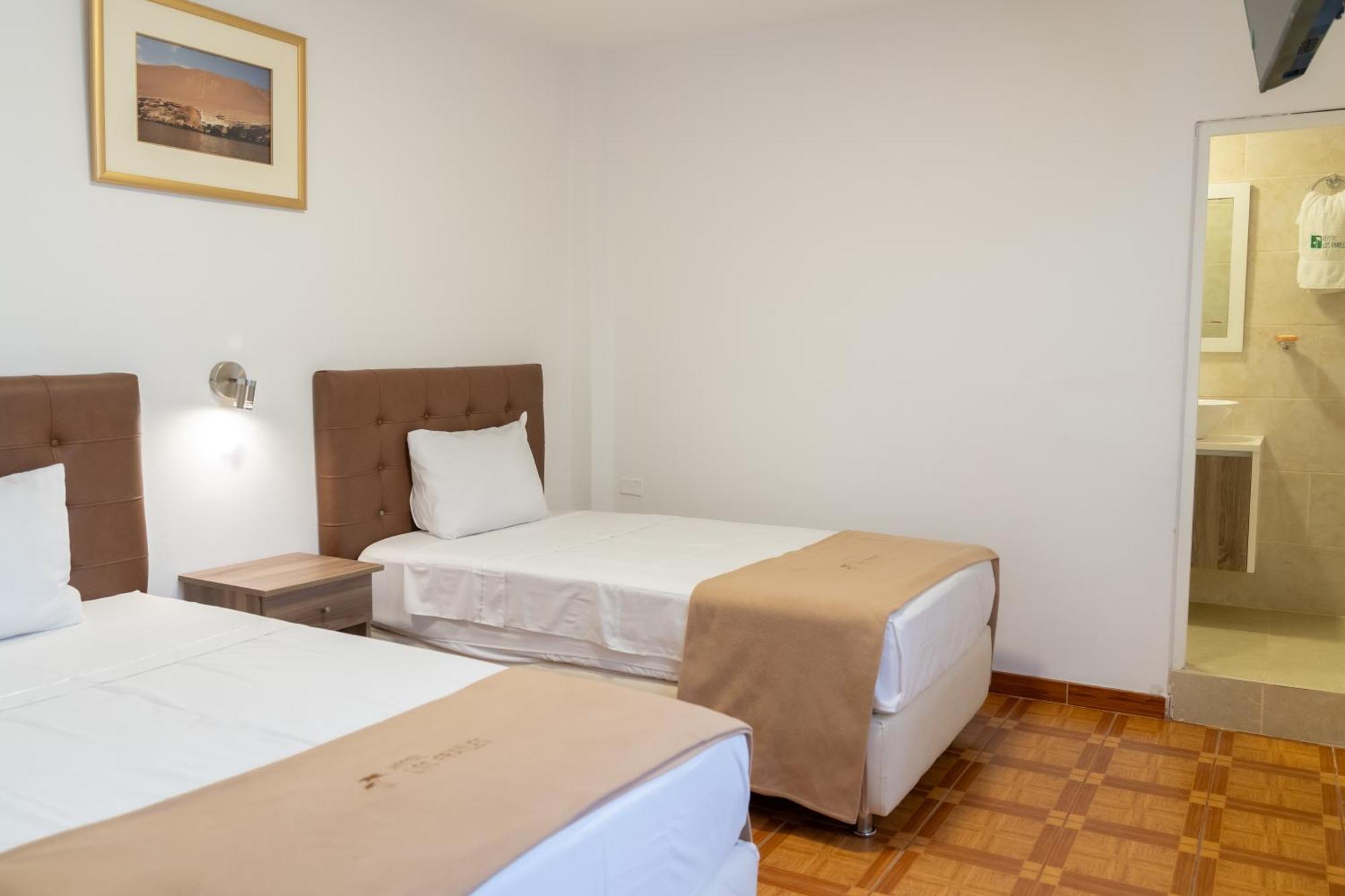 Hostal Los Frayles Paracas Esterno foto