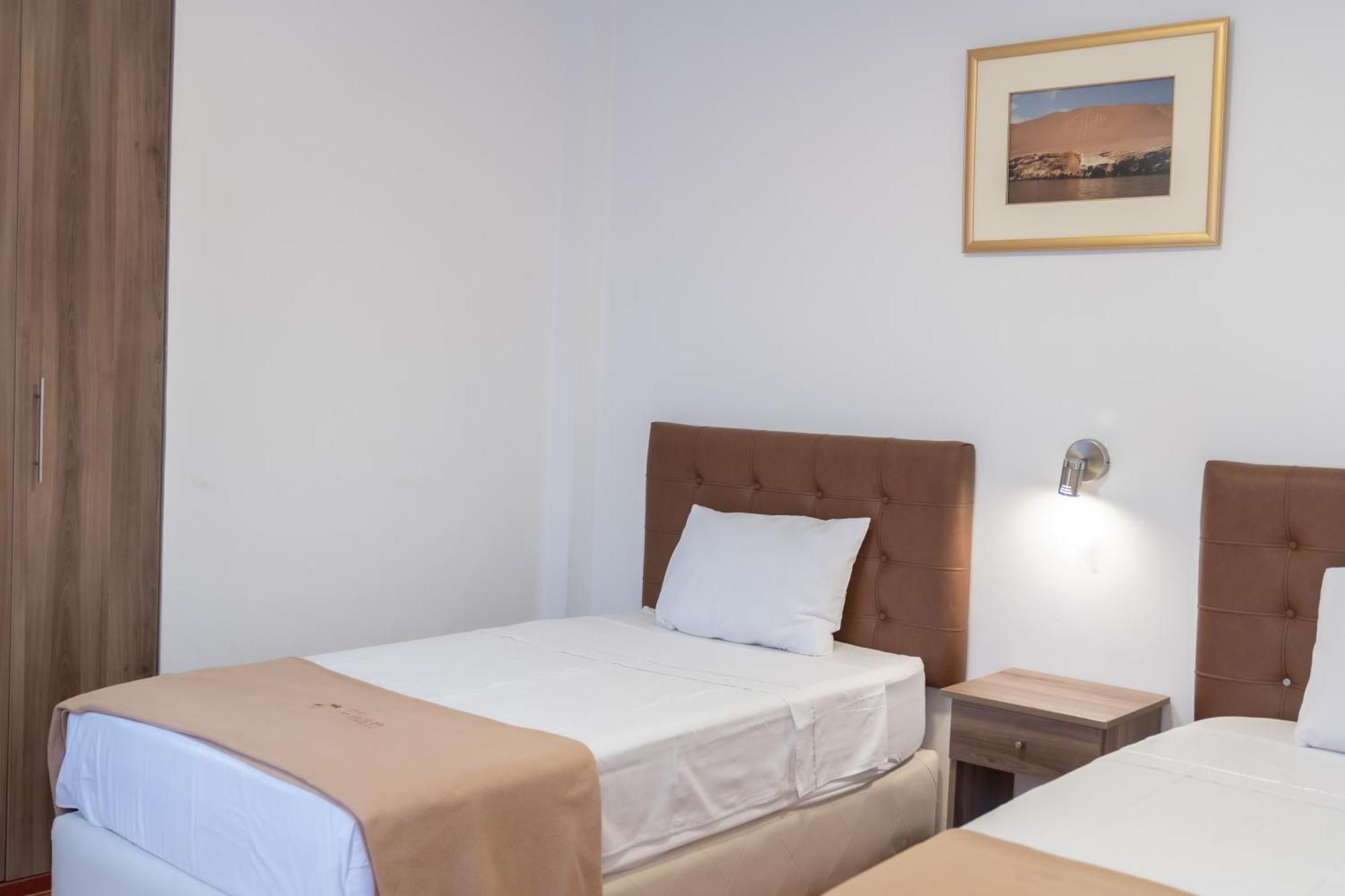 Hostal Los Frayles Paracas Esterno foto